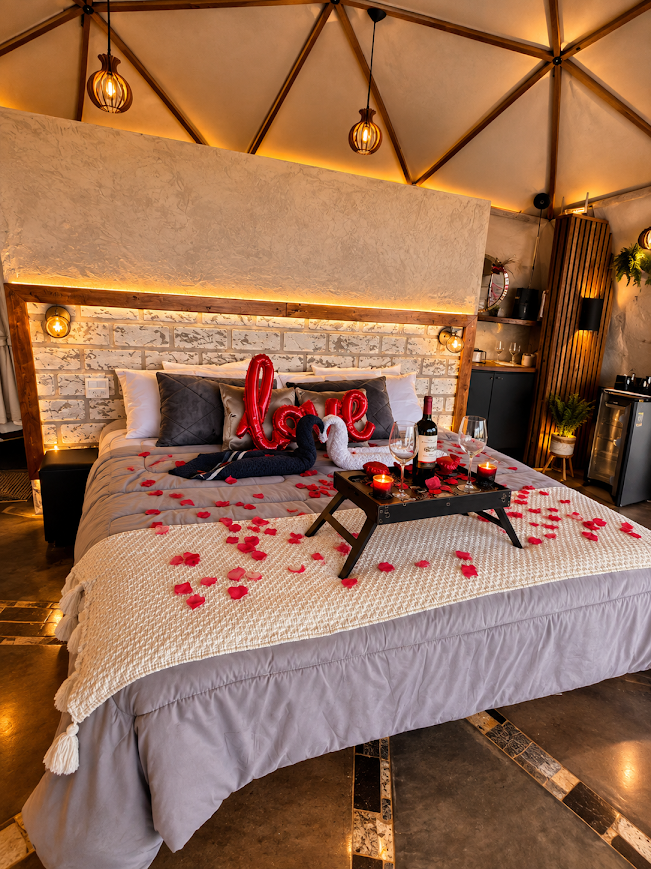 Cama King do Refuge Skyline preparada para uma experiência romântica